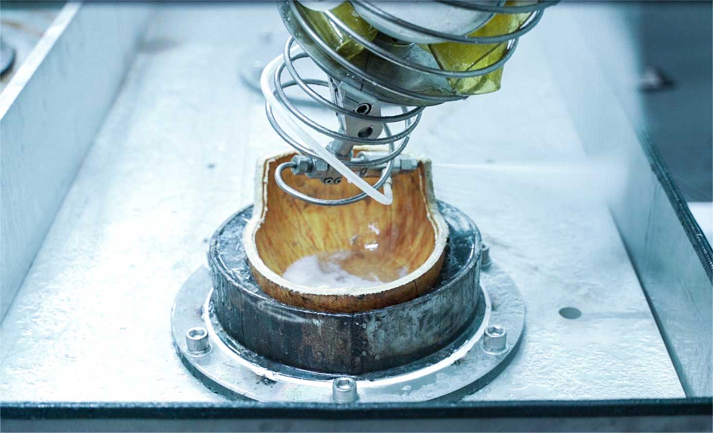 robot-waterjet-cutting-machine-for-helmet-cutting1 (2).jpg