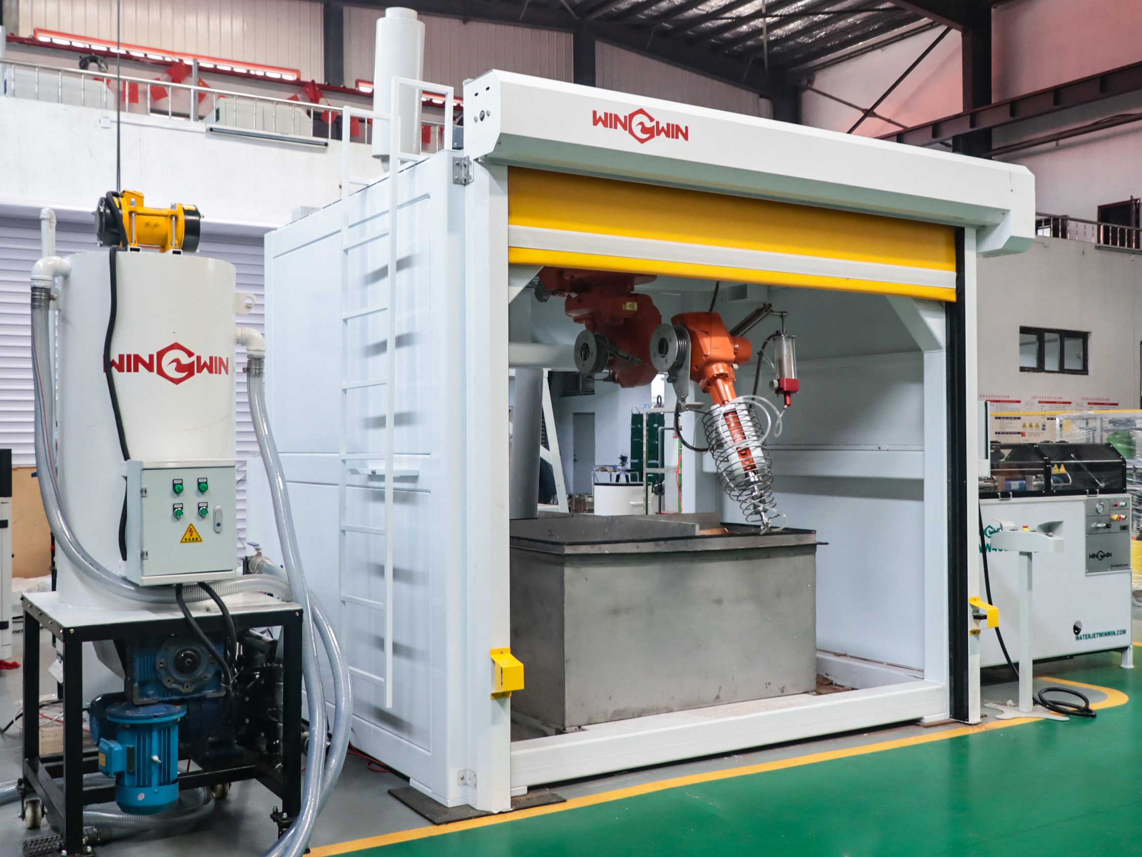 1762157988580629.jpg robot-waterjet-cutting-machine-for-helmet-cutting.jpg